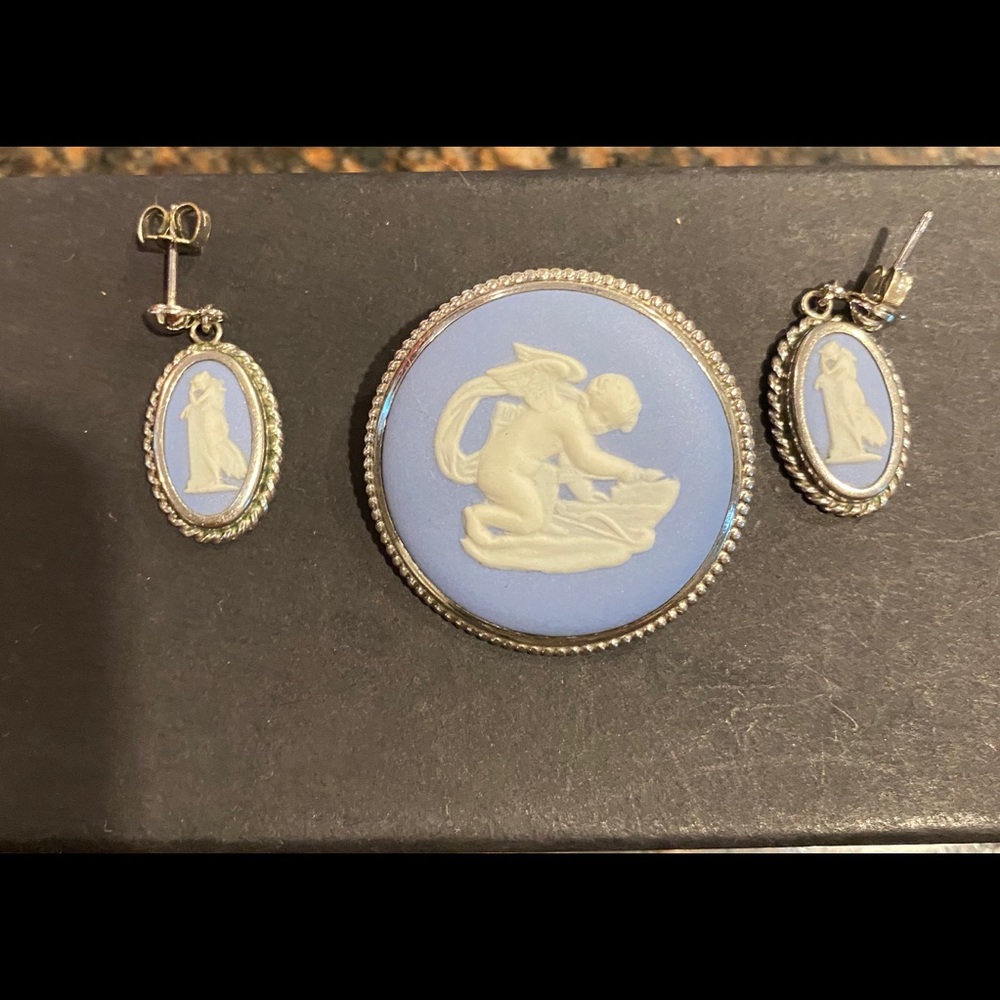 AUTHENTIC WEDGEWOOD FROM ENGLAND